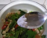 Foto langkah ke 3 dari resep Tumis Sawi Hijau, Tahu dan Tomat.