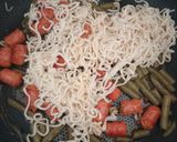 Foto del paso 3 de la receta: Noodles con judías verdes y chistorra con salsa yakitori