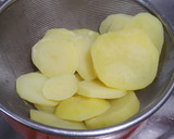 Foto del paso 1 de la receta: Pastel fondue de patata con morcilla y huevos