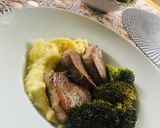 Sertés szűzpecsenye burgonyapürével, vajas-fokhagymás párolt brokkolival recept fázis 3 fotója