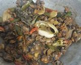 Foto langkah ke 3 dari resep Tumis Kerang Dara Kupas.