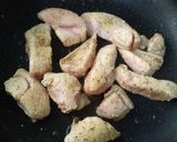 Foto del paso 1 de la receta: Pechuga de pavo salteada con pimientos y vegetales