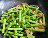 Hình bước làm 2 của món 🌱 Nui Xoắn Xào Măng Tây Cà Chua Chay (Vegan)