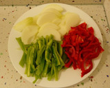 Foto del paso 3 de la receta: Bacalao al ajillo con salsa de tomate y pinchitos de tomate
