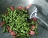 Foto langkah ke 3 dari resep 87. Tumis Buncis dengan Sosis.