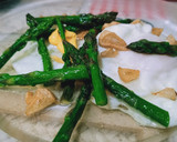 Foto del paso 3 de la receta: Huevos fritos, ajos y yemas de espárragos