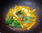 รูปขั้นตอนการทำที่ 5 ของ ฟักทองโหระพาผัดไข่