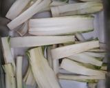 Foto del paso 1 de la receta: Pejerrey falso (tallos de acelga) 🥬