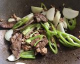 รูปขั้นตอนการทำที่ 3 ของ “ผัดพริกอ่อนหมูสับตับ+ไข่ดาว”