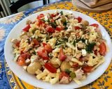 Une image de l'étape 13 de Salade de pâtes au porc, tomates, champignons, feta et cornichons.