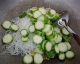 Foto langkah ke 4 dari resep Tumis Soun Telur Oyong.