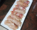 Foto del paso 3 de la receta: Rollitos de pechuga rellena de jamón serrano y espárrago blanco