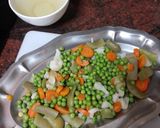Foto del paso 2 de la receta: Guiso de contramuslo de pollo con menestra y papas fritas