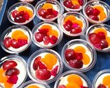 Foto langkah ke 5 dari resep Puding Susu Cup Toping Buah.