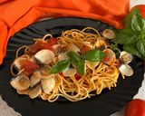 Foto del passaggio 4 della ricetta Spaghetti con pomodoro fresco, basilico e vongole