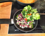 Foto del paso 4 de la receta: Menestra de verduras con patatas fritas y queso