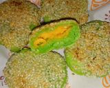 รูปขั้นตอนการทำที่ 9 ของ ขนมงาไส้ฝอยทอง (Pan-Fried Sesame Pancake with Sweet Egg Floss Filling)