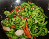 Foto langkah ke 5 dari resep Tumis pare campur teri.