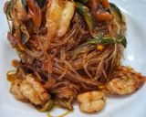 Foto del passaggio 5 della ricetta Spaghetti di soia con gamberi e verdure