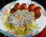 Foto del paso 3 de la receta: Ensalada templada de gulas y aguacate