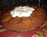 Foto del paso 6 de la receta: Torta simple o bizcochuelo de chocolate con dulce de leche y crema