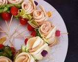Une image de l'étape 2 de Wraps apéritifs en forme de roses.