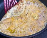 Une image de l'étape 2 de Omelette roulée au fromage.