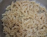 Foto langkah ke 2 dari resep Tumis makaroni pasta spiral.