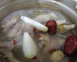 Gambar langkah 2 resipi Sup Herba Ayam.
