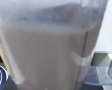 A picture of step 3 of Chocolate coffee shake.