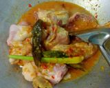 Foto langkah ke 3 dari resep Ayam ungkep kuning.