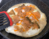 Foto del paso 2 de la receta: Tortilla light proteica rellena de salmón