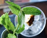 Foto del paso 3 de la receta Agua Detox de Piña con un toque de Menta