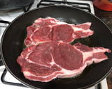 Foto del paso 2 de la receta: Bistec de ternera a la plancha con guarnición de pimiento del piquillo confitados