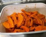 Une image de l'étape 6 de Frites de potimarron au miel et épices.