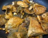 Foto del paso 3 de la receta: Níscalos con ajo y jamón serrano