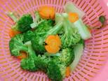 Mì Udon xào tôm & bông cải xanh, cà rốt bước làm 2 hình