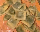 صورة لخطوة 3 من وصفة رافيولي السبانخ والجبن بالبينك صوص 😋🍃