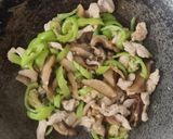 รูปขั้นตอนการทำที่ 5 ของ ผัดอกไก่เห็ดหอมพริกหยวก