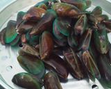 Foto langkah ke 1 dari resep Tumis Kerang Saus Tiram.