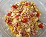Foto del passaggio 5 della ricetta Cous cous con mais, mozzarella, pomodorini e prosciutto cotto🌽🍅