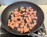 Hình bước làm 2 của món Cơm Rang Kim Chi Thịt Hộp Spam