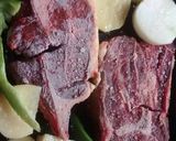 Foto del paso 1 de la receta: Carne asada con vegetales al vino