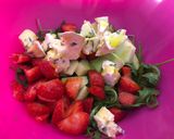 Foto del paso 5 de la receta Ensalada de rúcula, queso azul, manzana y fresa