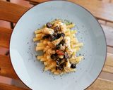 Foto del paso 5 de la receta: Zita al aglio olio con bacalao, olivas negras y alcaparras