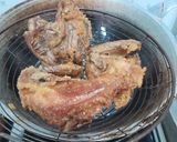 Foto langkah ke 5 dari resep Ayam Goreng Kremes Mbok Berek.