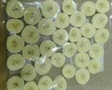 Foto langkah ke 3 dari resep Pisang Beku Cemilan Sehat untuk Anak.