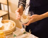Foto del passaggio 3 della ricetta Onighiri di Tonno e Mayo che più' venduti alla convincente store in Giappone