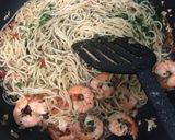 Foto langkah ke 5 dari resep Spicy Spaghetti Aglio olio with shrimp.