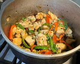 Foto del paso 4 de la receta: Cazuela de pollo con repollitos de Bruselas